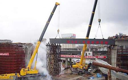 首批国家自主创新产品 XX重型全地面起重机入